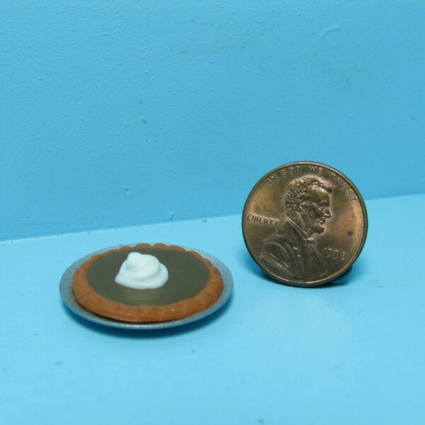 Pastel de calabaza entero miniatura para casa de muñecas en plato con crema batida IM65451 Foto 1 de 1