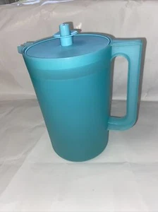 Tupperware Classic 2 qt Round Pitcher Push Button Blue Host Gift  Pre-owned - Picture 1 of 11