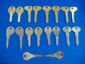 LOT OF EIGHTEEN PIECE CLASSIC VOLKSWAGEN VW KEY BLANKS LOCKSMITH VINTAGE AUTO - Picture 1 of 2