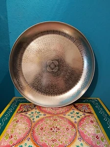 VASSOIO IN FERRO INCISO TONO ARGENTO DALL'INDIA - 33 cm - Foto 1 di 11