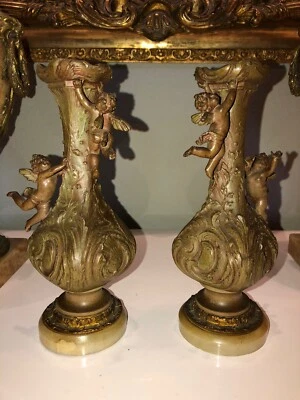 PAIRE DE VASES aux angelots en composition. Début XXe. H: 23 cm - Photo 1/4