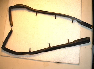 1970 CADILLAC DEVILLE FLEETWOOD RT & LT FRONT BUMPER TO PARK LAMP FILLERS NOS GM - Foto 1 di 6