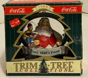 Coca Cola Trim A Tree Collection 1960 "Santa con elfo sirviendo Coca-Cola", 1996 - Imagen 1 de 4