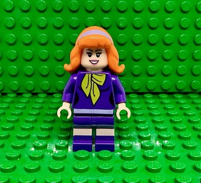 Lego Daphne Minifigure From Mystery Mansion 75904 Scooby Doo - Image 1 of 4