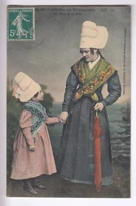 CPA NORMANDIE 14 - LA MERE ET SA FILLE EN COSTUME COIFFE FOLKLORE 1910 ~C64 - Imagen 1 de 2