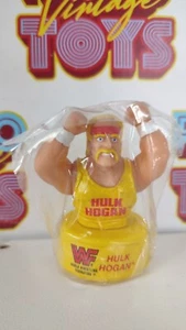 HULK HOGAN TIMBRINO VINTAGE GIALLO WWF TIMBRO WORLD WRESTLING STAMPER WCW WWE - Foto 1 di 2