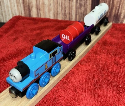 Thomas & Friends Ferrocarril de Madera Trabajo Duro Thomas Tren Cara Sad W 3 de 5 Coches, Foto 1 de 4