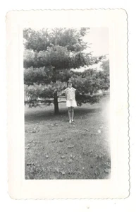 Vintage Foto Mädchen vor Kiefer 60er Jahre Fundkunst DST89 - Bild 1 von 1