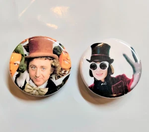 Johnnie Depp & Gene Wilder Willy Wonka & The Chocolate Factory 2 bottoni pinback - Foto 1 di 3