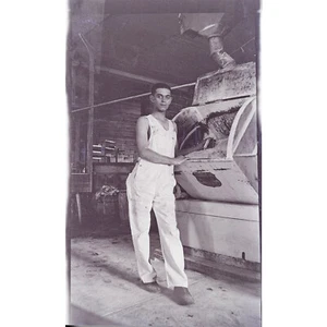 um 1930 Hemdloser Mann im Overall Trockenmaschine Foto Negativ Gay Interesse - Bild 1 von 2