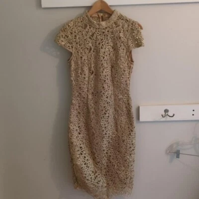 Sexy Vestido Bisou Bisou Talla 6 Cadena Dorada Recortado Baile de graduación Boda Mobwife Glam Club Foto 1 de 4