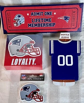 4 piezas Juego de regalo de los New England Patriots 2 colgantes de pared, imán de casco de equipo y Koozie Foto 1 de 4