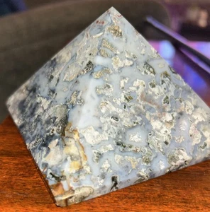 Piramide intagliata in pietra guarigione  - Foto 1 di 4