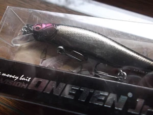 Megabass ITO Vision Oneten 110 Jr. Vision Oneten Jr. MG Secret Shadow JDM - Bild 1 von 7
