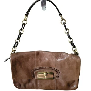 Borsa a tracolla Coach Kristin in pelle marrone con patta manico a catena misto fodera viola - Foto 1 di 12