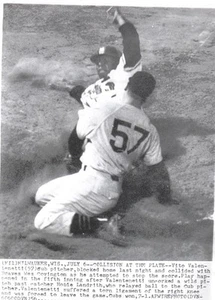 1956 Baseball Wire Photo Vito Valentenetti Chicago Cubs Wes Covington Braves - Picture 1 of 1