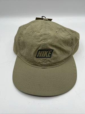 Gorra Nike Club Unstructured Flat Bill Exterior FQ3275-276 Unisex M/L Oliva Foto 1 de 4