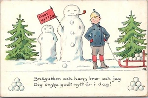 Tarjeta postal de felicitación sueca de feliz año nuevo 1907 niño con trineo / muñeco de nieve - Imagen 1 de 2