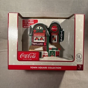Coca-Cola Toyland Spielzeugladen am Stadtplatz beleuchtetes Keramikgebäude in Box 2003 - Bild 1 von 11