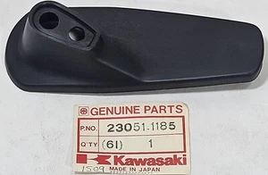 NOS Kawasaki 87-90 ZX750 88-97 ZX600 Front Turn Signal Bracket Mount 23051-1185 - Imagen 1 de 2