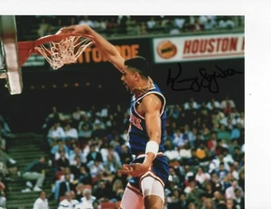 NEW YORK KNICKS KENNY WALKER SIGNED SKY DUNK 8X10 - Picture 1 of 1