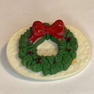 Vintage Kranz Weihnachten Brosche Anstecknadel Hongkong 2x1,5" Kunststoff - Bild 1 von 10