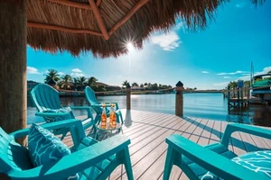 Wunderschöne Villa mit beheiztem Pool+Spa in Toplage direkt am Wasser - Bild 1 von 24