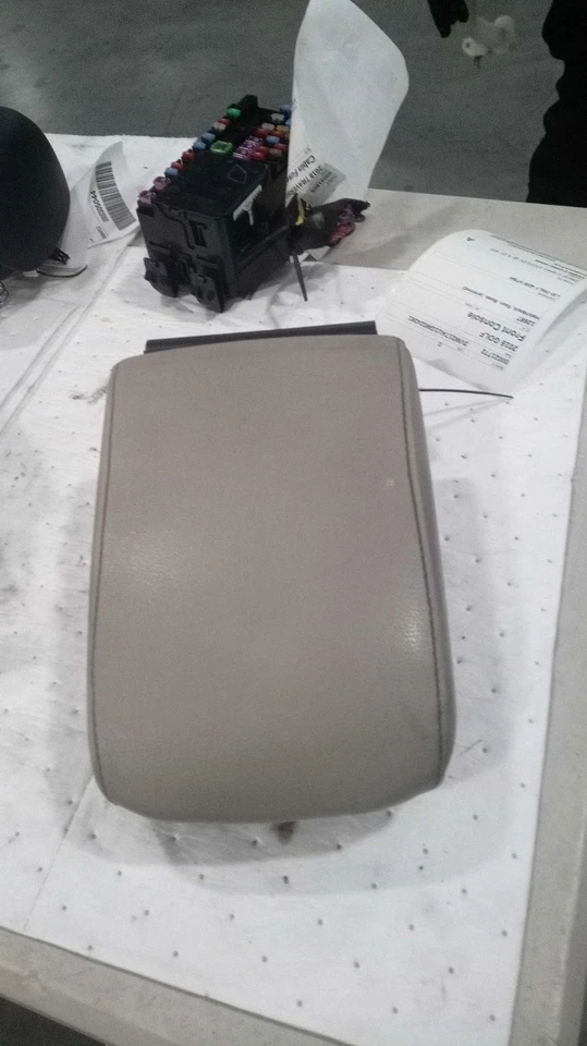 2016 Volkswagen Golf Red Center Console Lid OEM NJ25-21772-544640 104K Miles Foto 1 de 4