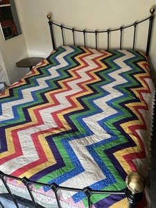 Vintage handgenähter Patchwork Quilt bunt Zick Zack Muster 195 x 170 - Bild 1 von 6