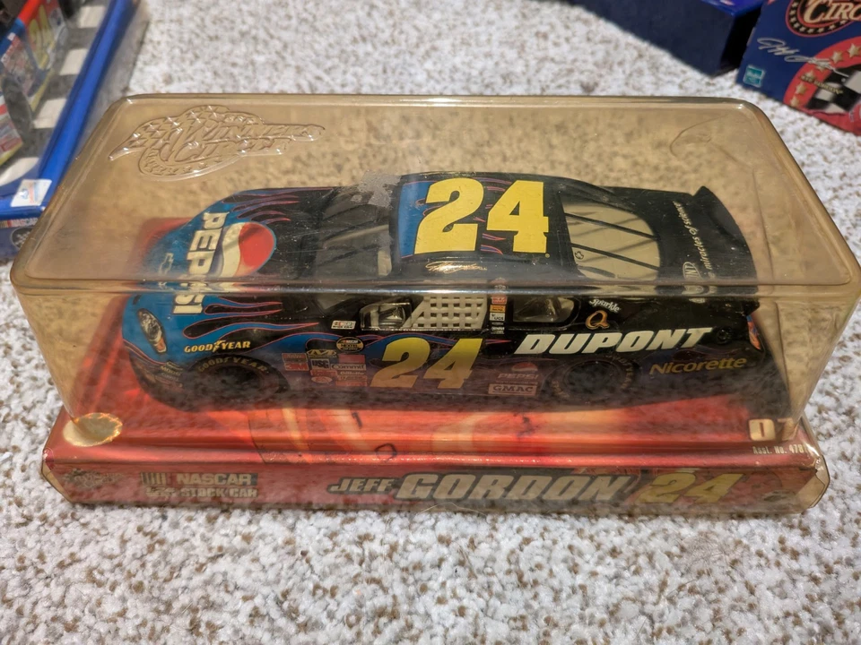 Jeff Gordon Pepsi DuPont 2007 Chevy Monte Carlo SS MA Winners Circle Action 1:24 Foto 1 de 2