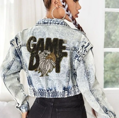 Fly High en estilo: Chaqueta vaquera recortada de lentejuelas hecha a mano Eagles Game Day I pequeña Foto 1 de 4