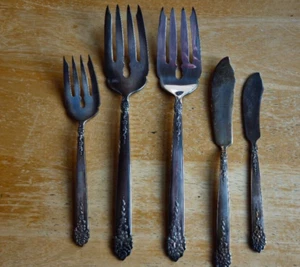 Silver Plate King Edward Moss Rose 2 serving forks, 2 butter knives, small fork - Picture 1 of 4