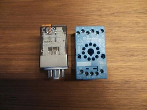  Finder 6013, 10A 250V~AC auf Sockel  - Bild 1 von 2