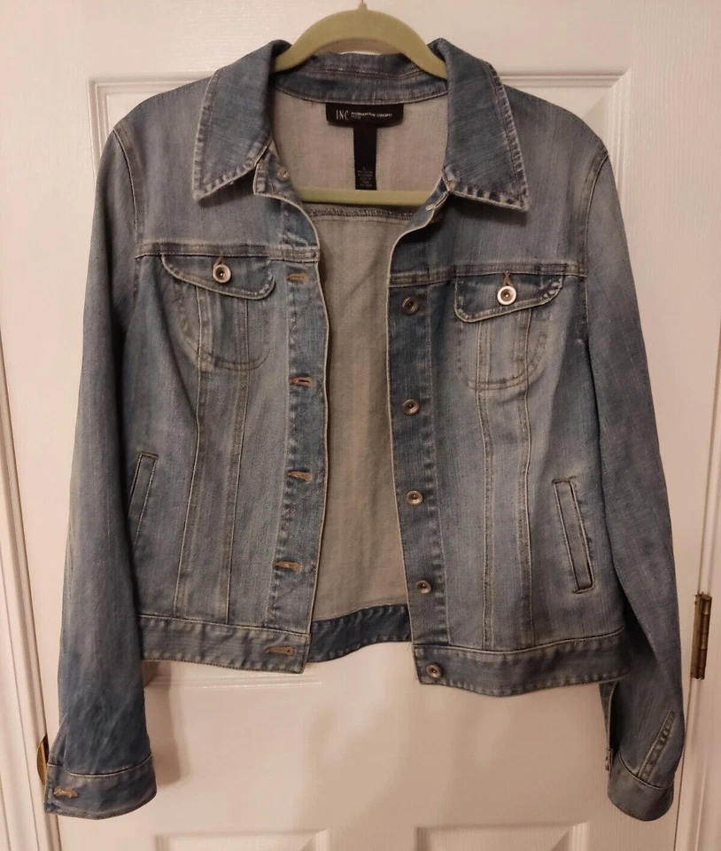 I.N.C. Chaqueta vaquera International Concepts talla L pequeña con calavera de diamantes de imitación Foto 1 de 4