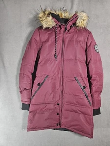 CHAQUETA PARKA CON CAPUCHA DE RUIDO DVSN RESISTENTE A LA INTEMPERIE RIBETE DE PIEL SINTÉTICA BORGOÑA Mediana  - Imagen 1 de 12