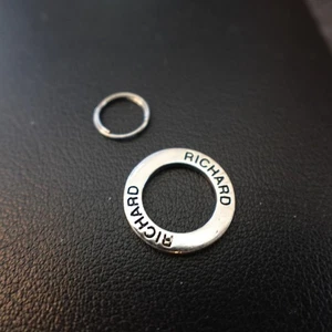 Anillo Circular Tono Plata Dije Personalizado Richard Grabado Nombre Regalo - Imagen 1 de 5