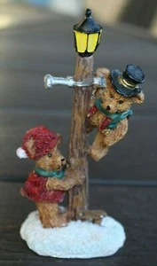 ✅5 1/4" Gerson International Holiday Christmas Village Bears Climbing Lamp Post - Picture 1 of 6