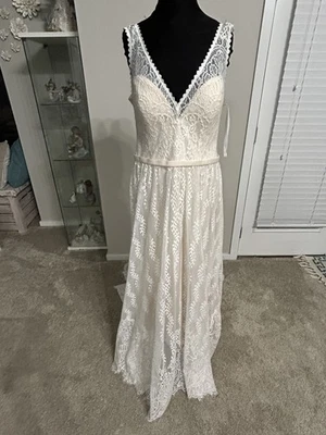 Allure Lace Bridal Gown Over Champagne Lining Sz 14 - Image 1 of 4