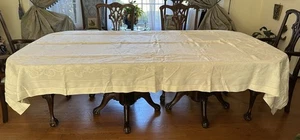 Hermoso mantel vintage blanco satinado y encaje 110” X 60” con mono + 6 servilletas - Imagen 1 de 15