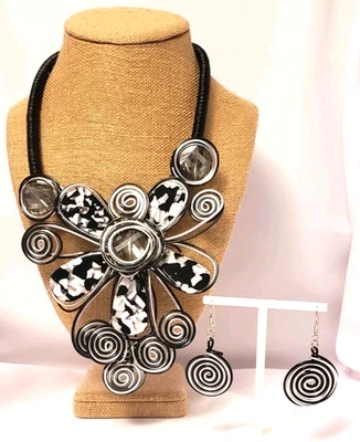 Collar estilo babero/collar envolvente 'cable' en espiral blanco y negro con pendientes audaz Foto 1 de 4