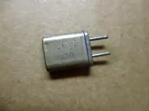 M-Tron 530 Radio Crystal przewody 10,625 MHz: średnica 1 mm, rozstaw 5 mm Vintage - Zdjęcie 1 z 4