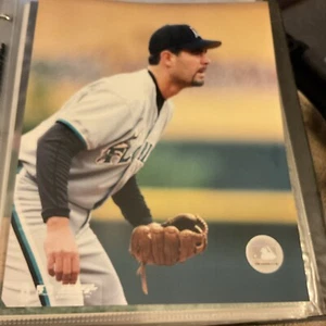 FLORIDA MARLINS Mike Lowell Unsigned 8x10 Photograph - Picture 1 of 5
