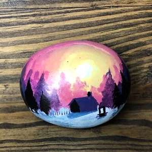 Handbemalter Steinfelsen lila rosa blau verschneite Waldszene - Bild 1 von 8