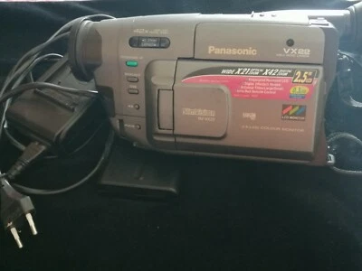 Videocamera della Panasonic VX 22 con VHS C home camera con schermo lcd da 2,5'' - Immagine 1 di 4