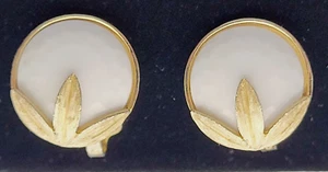 CROWN TRIFARI Gold Tone Leaf Design Faceted White LUCITE Clip On Earrings SIGNED - Picture 1 of 20