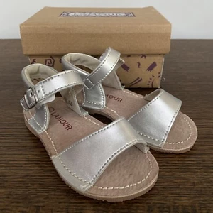 L'Amour Toddler Girls Silver Leather Stitch Down Open Toe Flat Sandal 7 - Picture 1 of 4