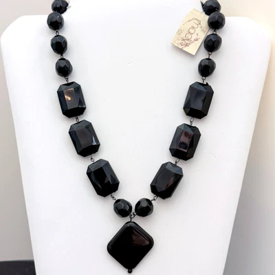 Collar y colgante de cuentas negras gruesas facetadas rectangulares redondas nuevas de stock Foto 1 de 4