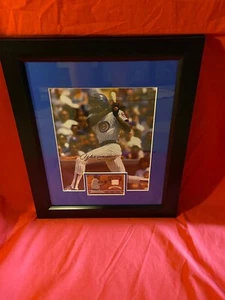 FOTO FIRMADA ANDRE DAWSON 8X10 AUTOGRAFIADA ENMARCADA CON TARJETA DE JERSEY USADA EN EL JUEGO - Imagen 1 de 4