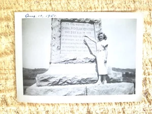 AT GENERAL HERKIMER MEMORIAL, HERKIMER,NY,1951.VTG 4,7" x 3,3" SNAPSHOT**K2 - Bild 1 von 3