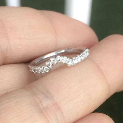 Alianza de boda redonda de diamantes curvada creada en laboratorio de 1,5 quilates enchapada en oro blanco de 14 k Foto 1 de 4